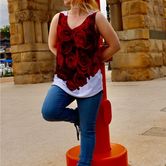 Three Cool Cats Designs NWT Red and Black Rose 🌹 Tank Top with V-Neckline - Picture 1 of 3